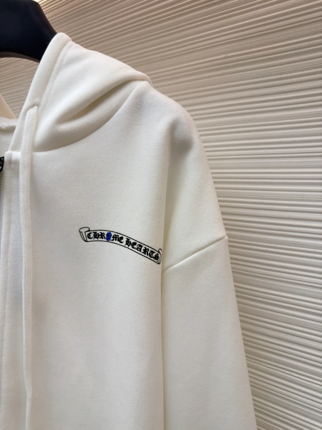 Chrome Hearts hooded glue print sweatshirt jacket ●Item number: 1682183-B05 ●Fabric: cotton fleece sweatshirt fabric ●Technology: glue printing production ●Color: white ●Version: loose fit ●Weight: about 900 grams ●Size: S-M-L-XL ●Description: This CHROME HEARTS hooded glue-printed sweatshirt jacket is treated with a professional fabric enzyme washing process. The enzyme-washed fabric not only removes impurities and stiffness produced during the weaving process, but also makes the fabric feel soft and skin-friendly. It also improves the drape and durability of the fabric, making it more comfortable to wear. The glue printing process of the garment body ensures the color saturation and three-dimensionality of the pattern. The printing layer is closely integrated with the fabric, making it less likely to crack or fall off, and can maintain the integrity of the pattern for a long time. In addition, due to differences in measurement methods, there will be a normal error of 1~3CM in the clothing length, bust and other dimensions. In order to protect the integrity of the fabric and printing process, it is recommended that the product be cleaned by hand to maximize the wearing life of the clothing. The overall wiring is straight and delicate, the fabric is comfortable and soft, and the color is consistent without color difference. It can be matched with the same style to create a fashionable look and control various occasions. Customized accessories, complete with three standards, same style for men and women!